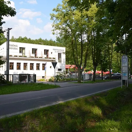 Πανσιόν Restaurace A Zdena Bouda 3*